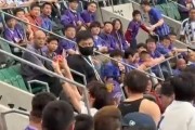 开云体育APP-有球迷在津门虎看台举泰山围巾引众怒，随后该球迷被安保带走